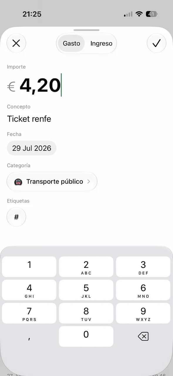Formulario de nuevo gasto en KipuApp: el importe en grande, el concepto, la fecha, la categoría y las etiquetas, con el teclado numérico abierto.